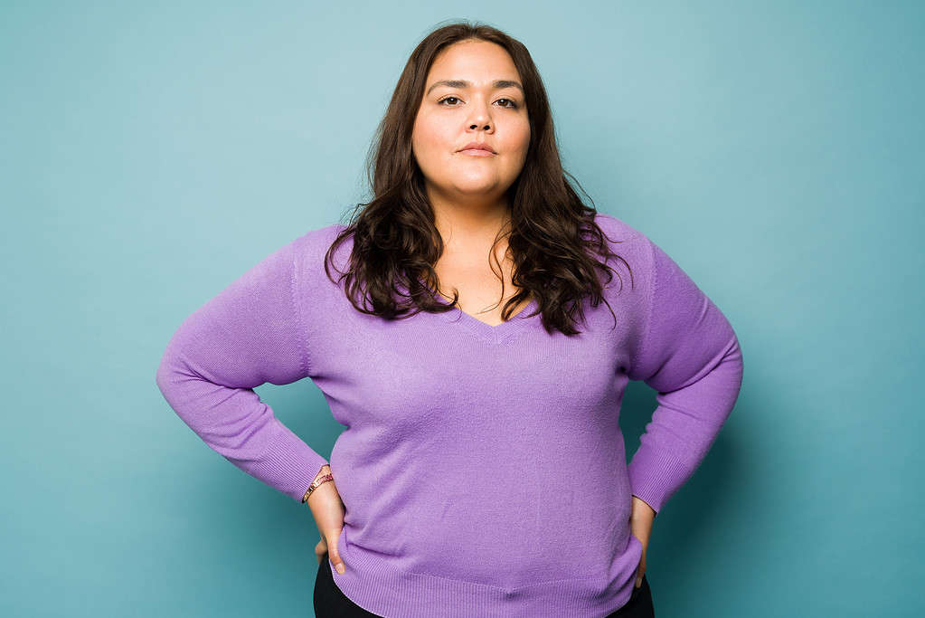 Donna grassa cupa che esamina la macchina fotografica