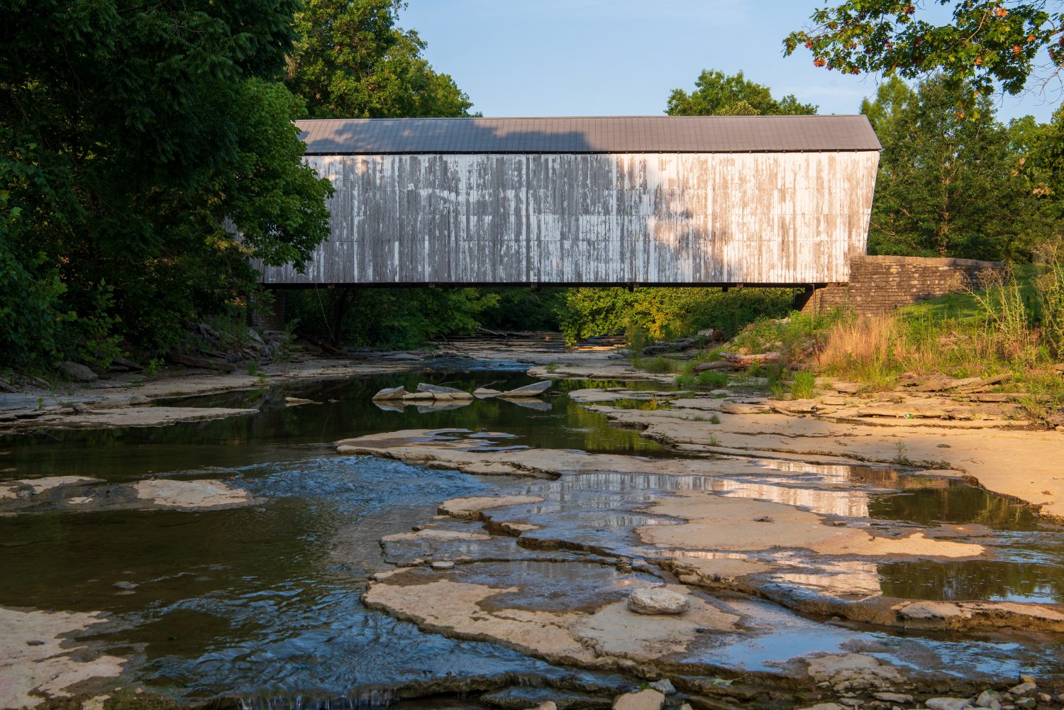 Ponte n. 17-12-01Questo ponte panoramico, noto anche come Ponte Bianco, è lungo 75 piedi sopra Locust Creek e ha servito la comunità di Walcott dal 1824 al 1954. 