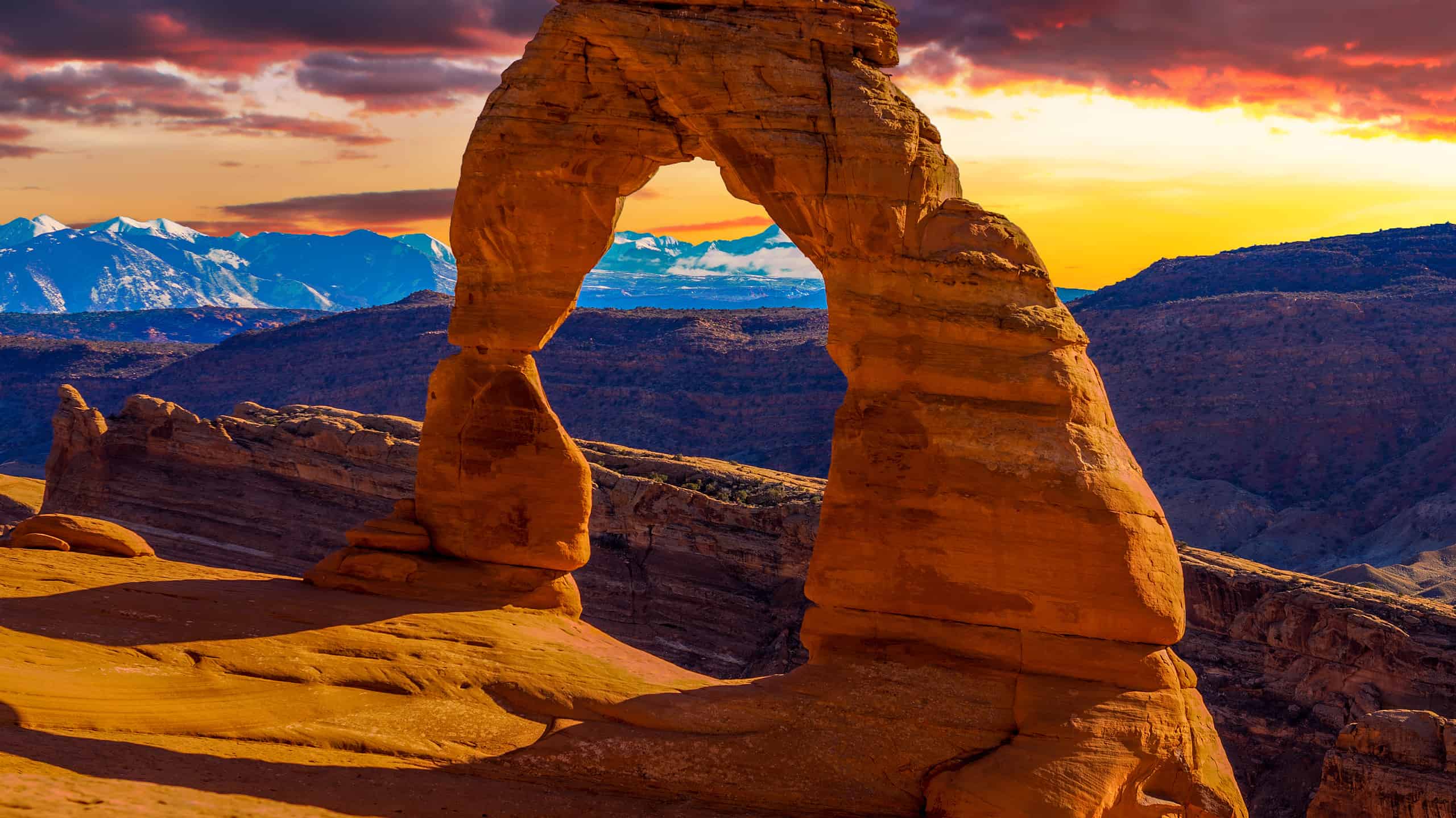 Questa bellissima immagine del tramonto è stata scattata al Delicate Arch nel Parco nazionale degli Arches.