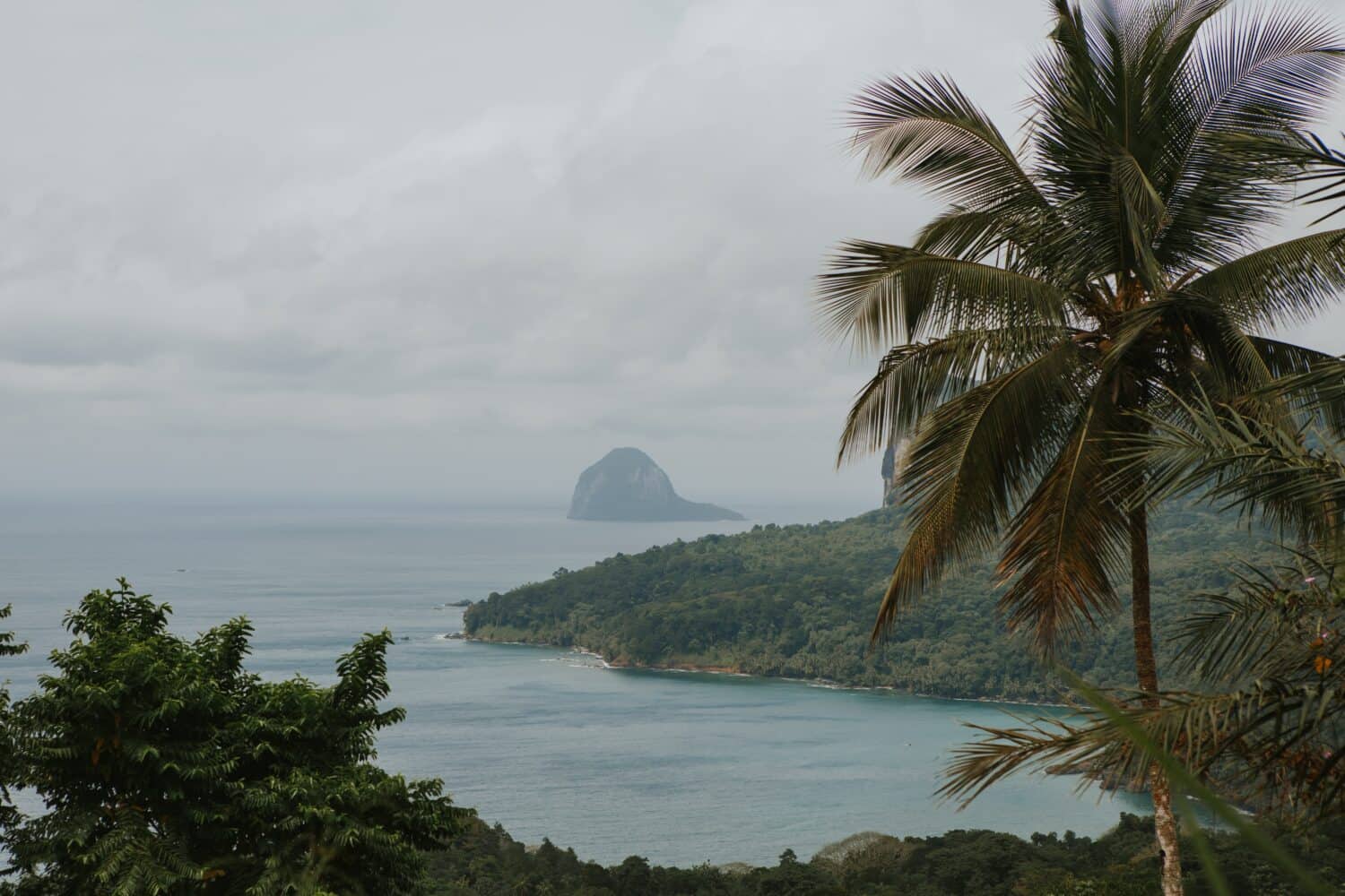 Paesaggio al tramonto dell'isola Príncipe a São Tomé e Príncipe