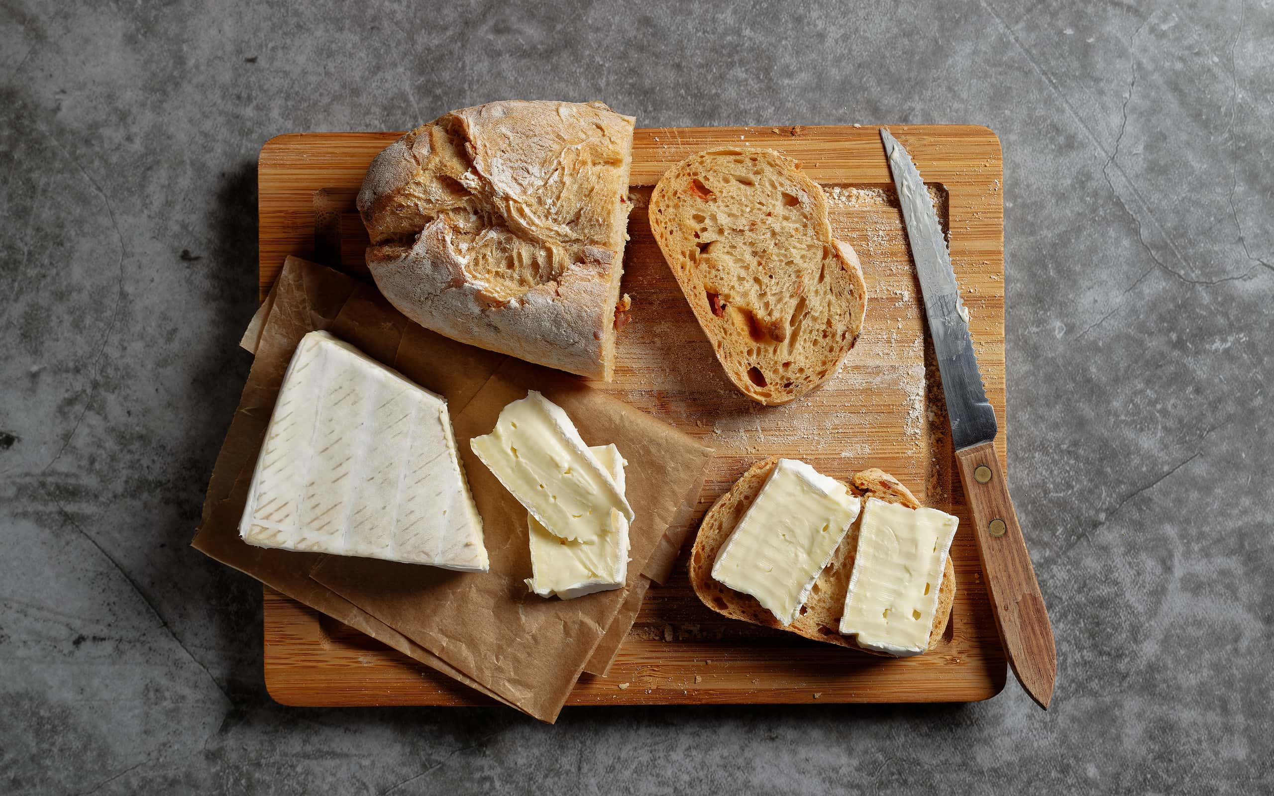 Pane ciabatta e formaggio brie su tagliere di legno