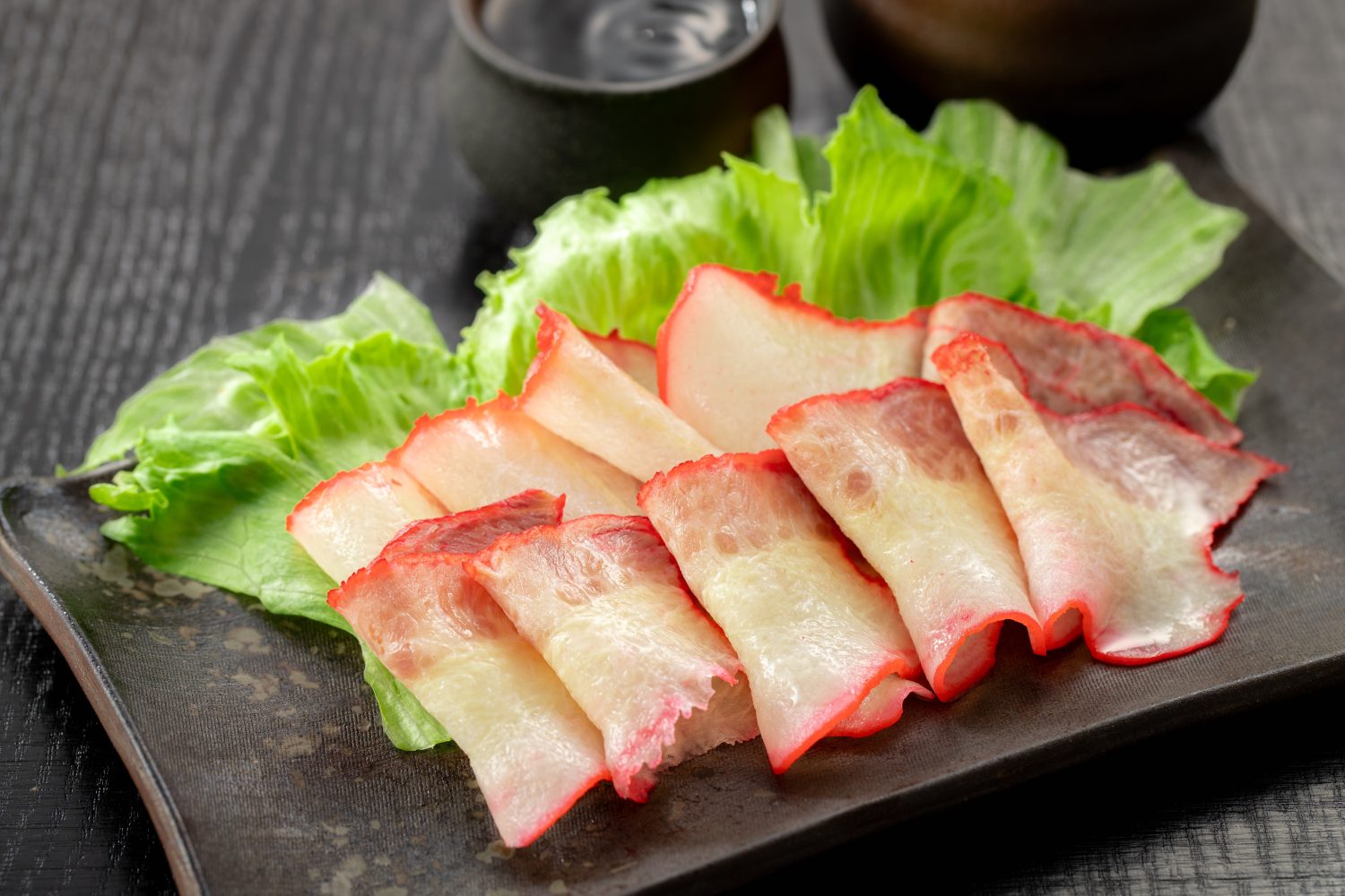 Pancetta di balena su un piatto con sake