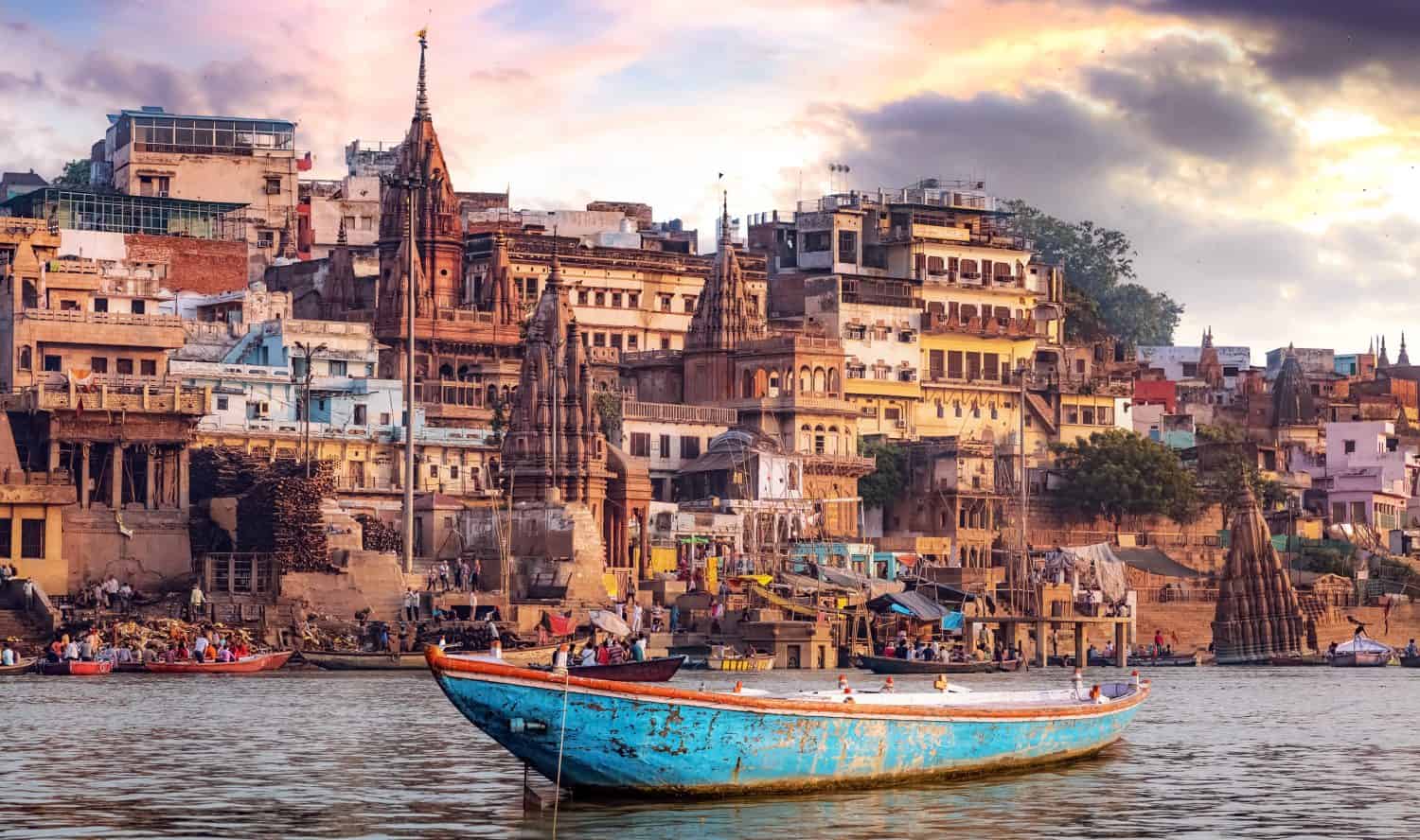 Città di Varanasi con architettura antica. Vista del sacro Manikarnika ghat a Varanasi India al tramonto.