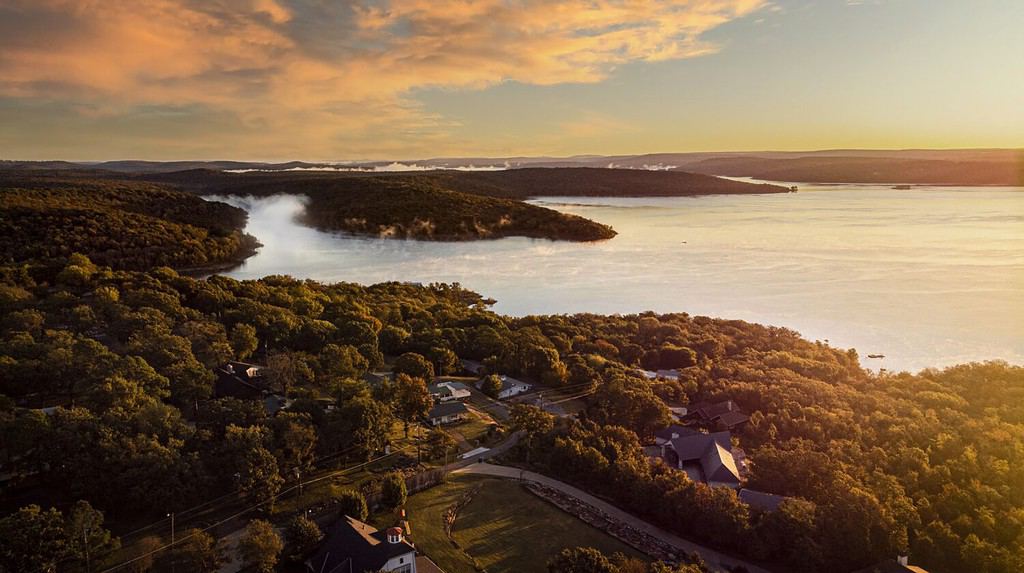 Il cielo al tramonto sul lago Tenkiller, sull'Oklah e sulla verde area boschiva di sera