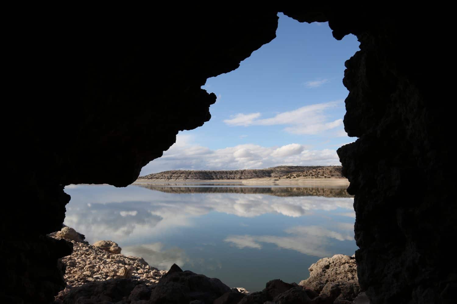 Guardando fuori dalla grotta del bacino idrico di Glendo, Wyoming