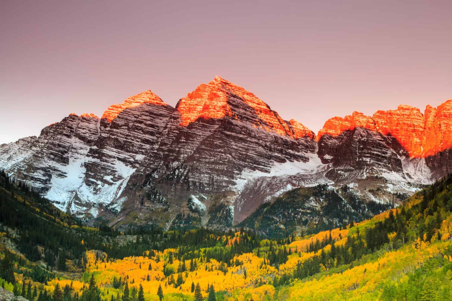Alba di Maroon Bells, foresta nazionale di White River, Colorado