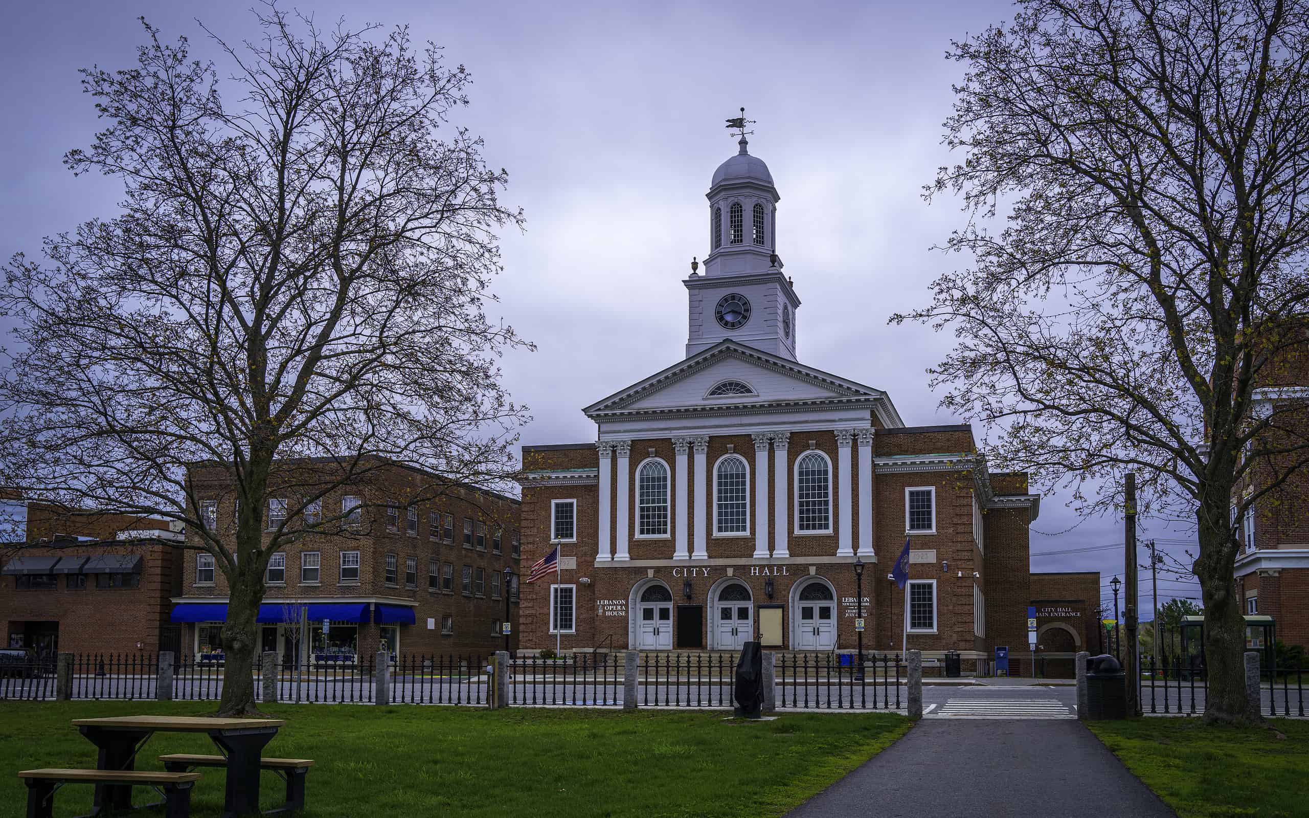 Edificio storico del municipio del Libano, skyline del centro e Colburn Park nella contea di Grafton, New Hampshire occidentale