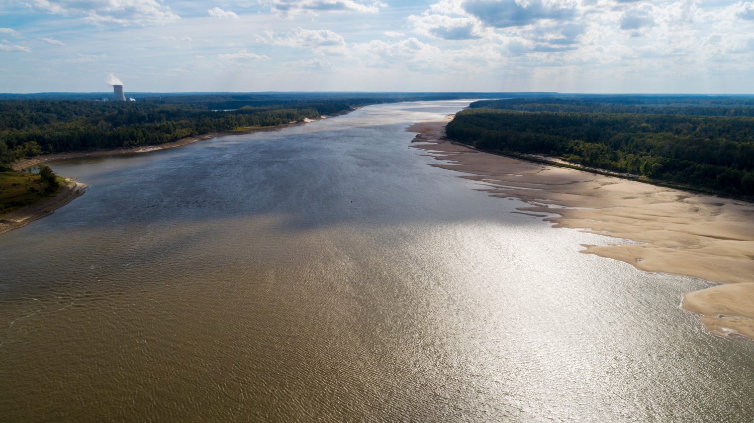 Vista dal drone guardando a valle sul fiume Mississippi vicino al Grand Gulf, Mississippi. L'acqua bassa sul fiume ha esposto un banco di sabbia sulla sponda destra discendente. Il livello dell'acqua più basso degli ultimi 30 anni.