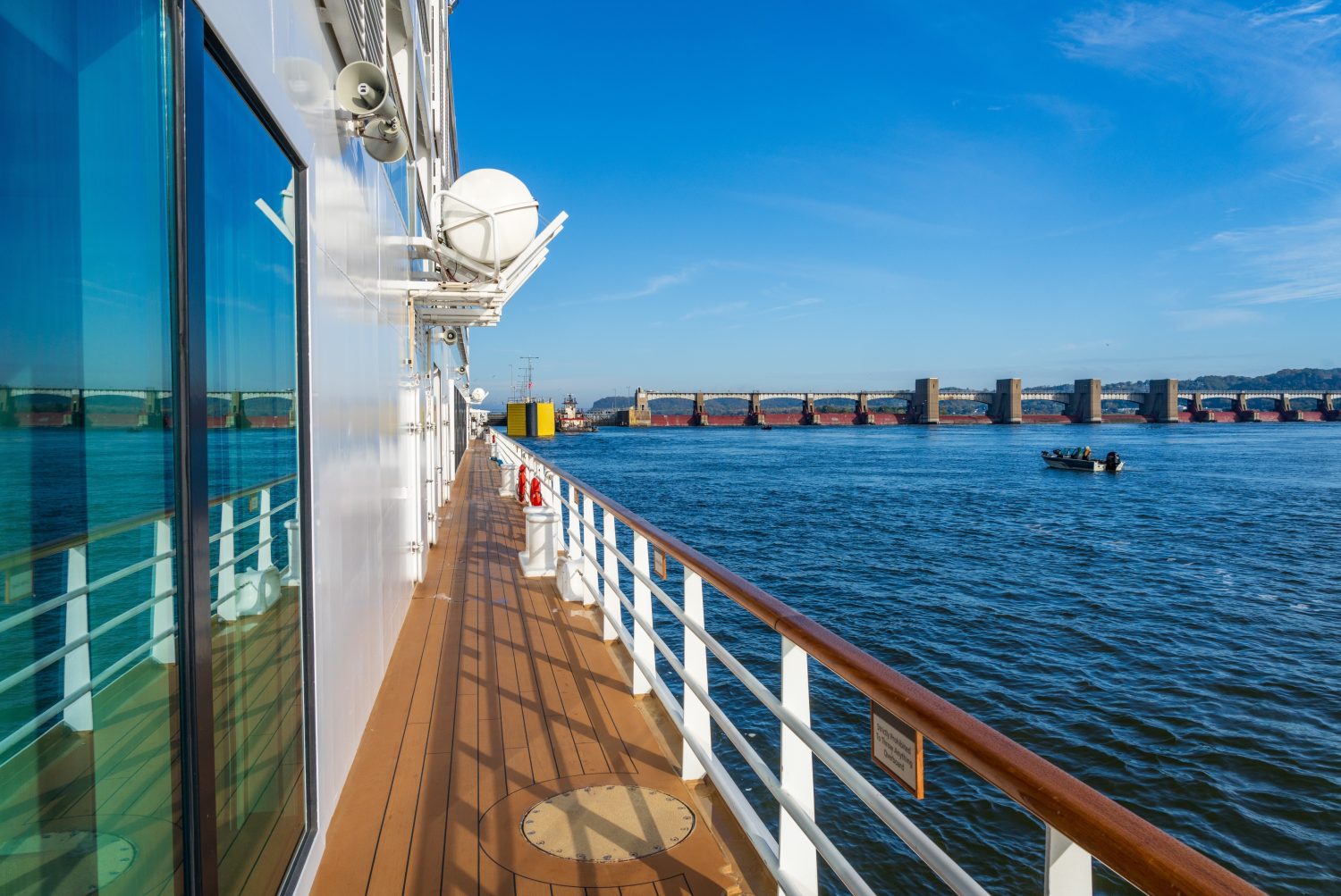 Riflessione della chiusa e della diga n. 11 sull'Alto Mississippi vicino a Dubuque Iowa riflesso nella barca da crociera fluviale