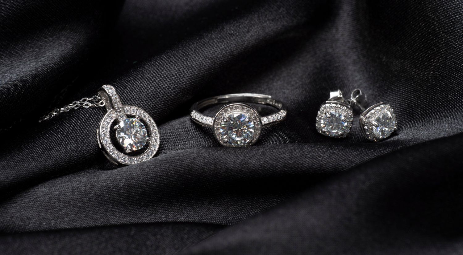 Gioielli con pietre preziose moissanite
