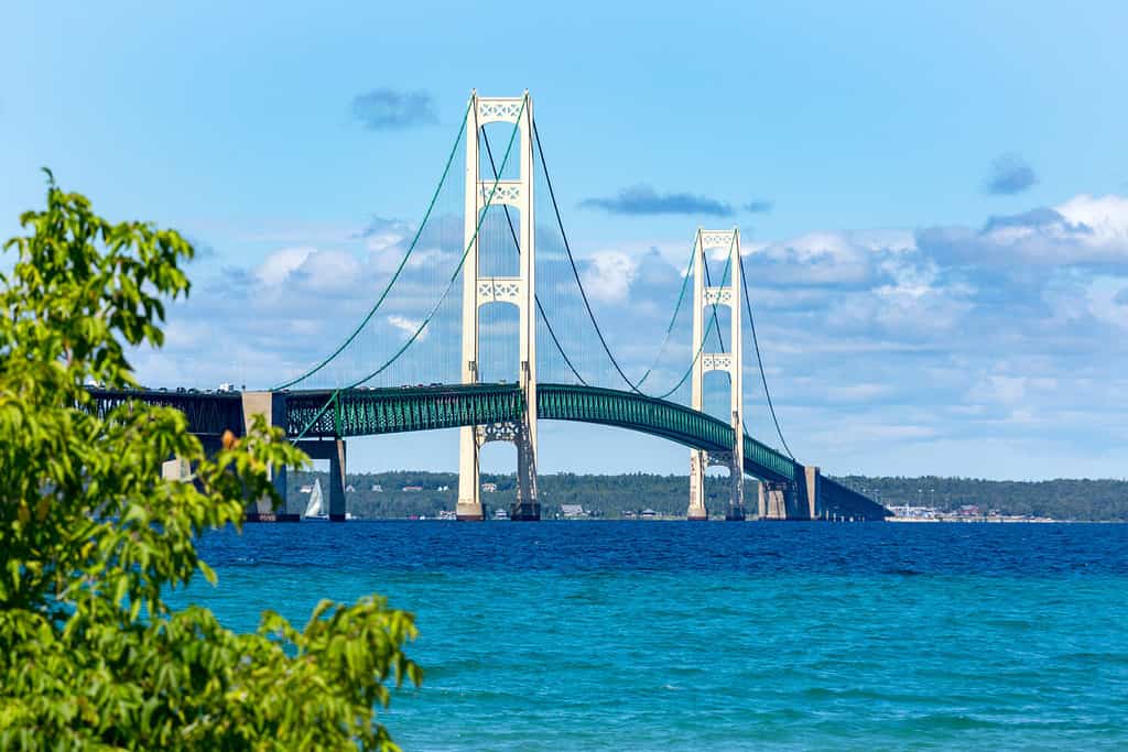 Il ponte Mackinac in una giornata estiva. Un ponte sospeso che attraversa lo Stretto di Mackinac per collegare la penisola superiore e quella inferiore del Michigan. Nuvole gonfie in un cielo blu