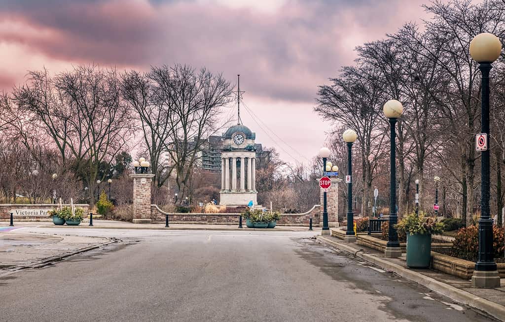 La vecchia torre dell'orologio del municipio nel Victoria Park, Kitchener, Ontario, Canada.