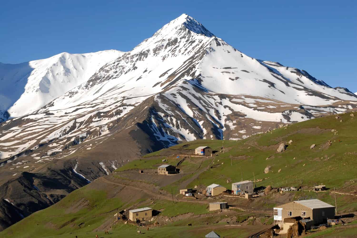Villaggio di Kurush (il punto più meridionale della Russia e l'insediamento montano più alto d'Europa, 2560 m) e il monte Bazarduzu (4.467 m, la vetta più alta dell'Azerbaigian). Daghestan, Caucaso settentrionale, Russia.