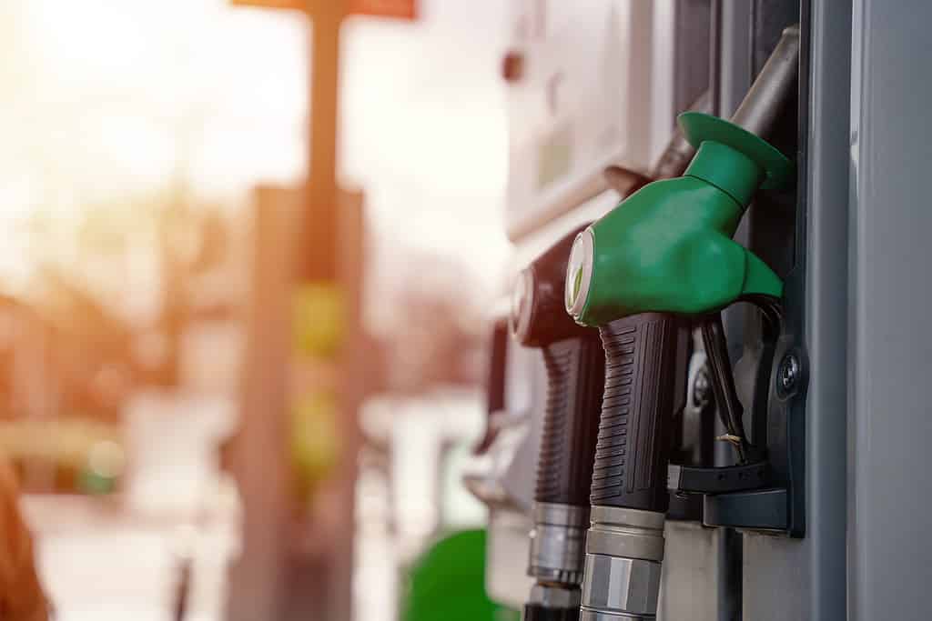 Primo piano di pistole diesel e benzina presso una stazione di servizio.  La crisi del carburante continua e il costo del carburante sta aumentando