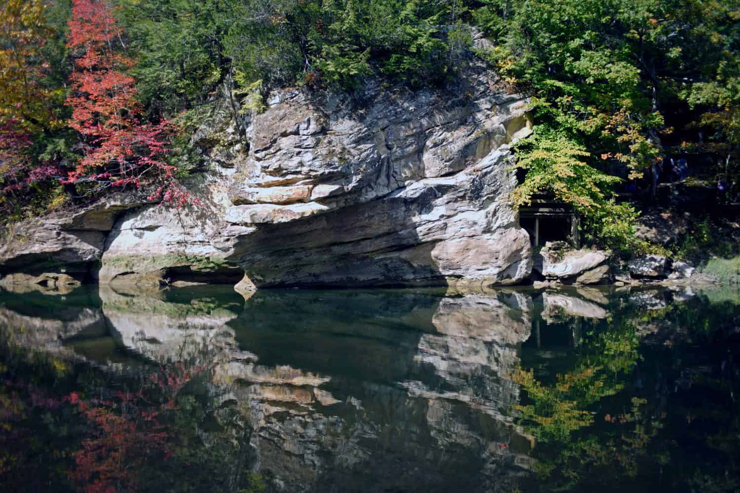 Scogliere di arenaria lungo il Sugar Creek nel Run State Park della Turchia