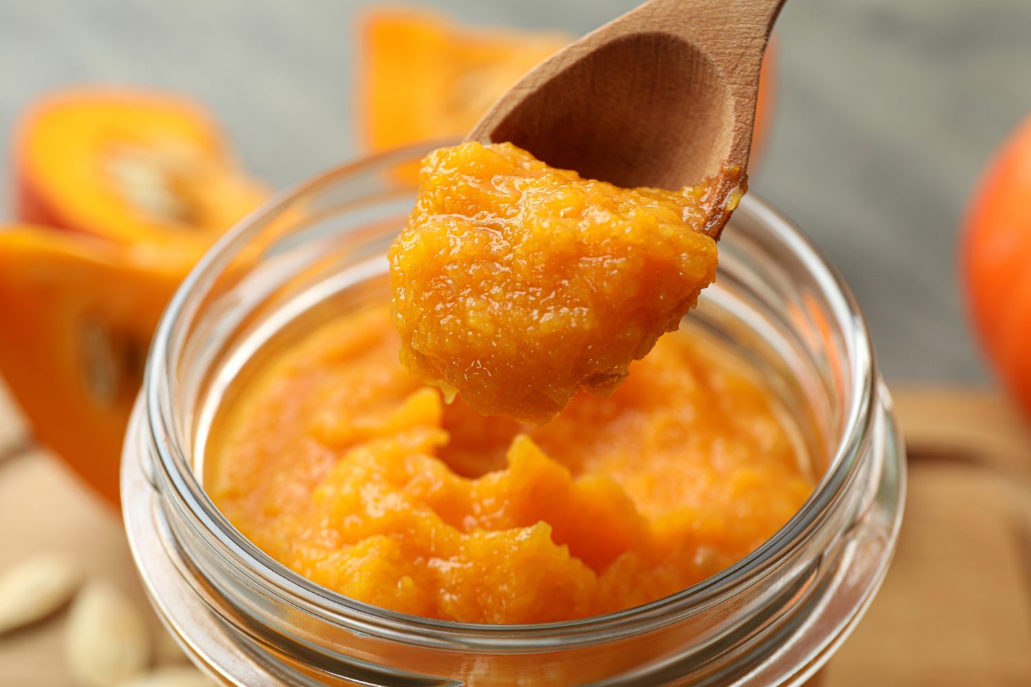 Concetto di cibo gustoso, marmellata di zucca, da vicino