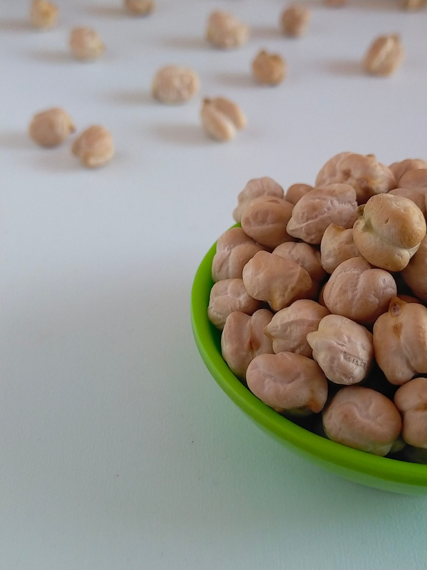 Noci Macademia su sfondo bianco