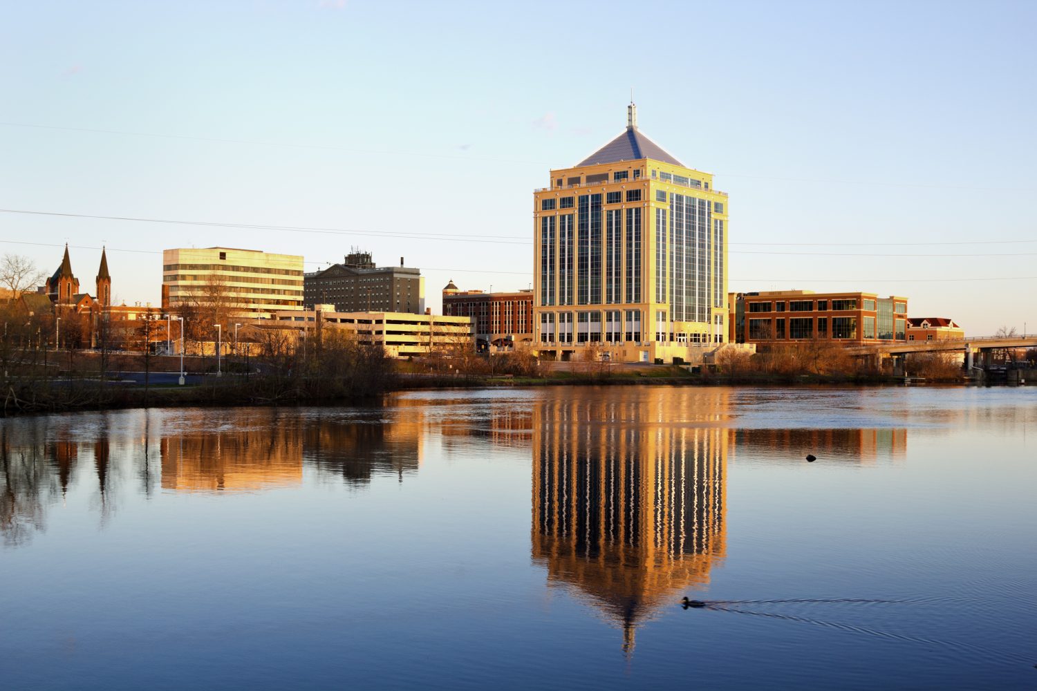 Wausau, Wisconsin visto durante il tramonto sul fiume.