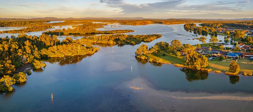 Alba sul lago di Forster e Tuncurry, le città gemelle che si trovano dove il lago Wallis incontra l'oceano, dove il fiume Coolongolook sfocia nel Mar di Tasmania.