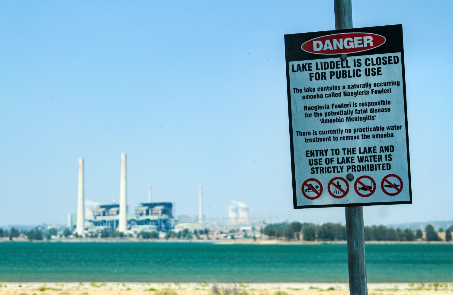 Una vista in lontananza della centrale elettrica di Liddell dal lago Liddell, Muswellbrook