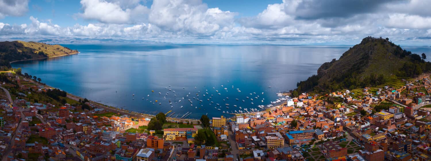 Panorama aereo del lago Titicaca e della città di Copacobana durante la giornata soleggiata e tranquilla, Bolivia