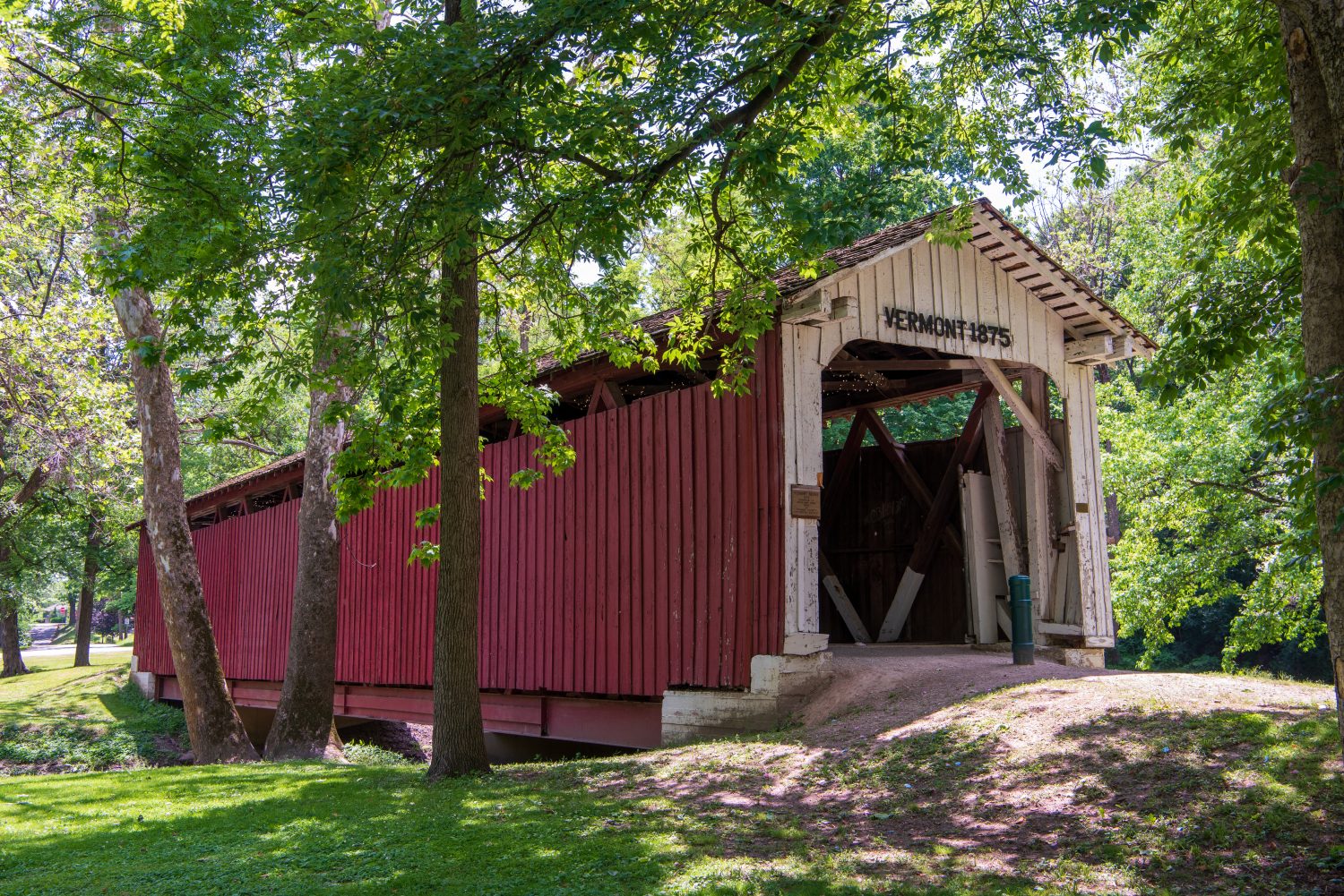 Il ponte coperto del Vermont si trova a Highland Park, Kokomo, contea di Howard, Indiana. Fu costruito nel 1875, utilizzando una costruzione Smith Type #3 Truss, dalla Smith Bridge Co. di Toledo, Ohio.