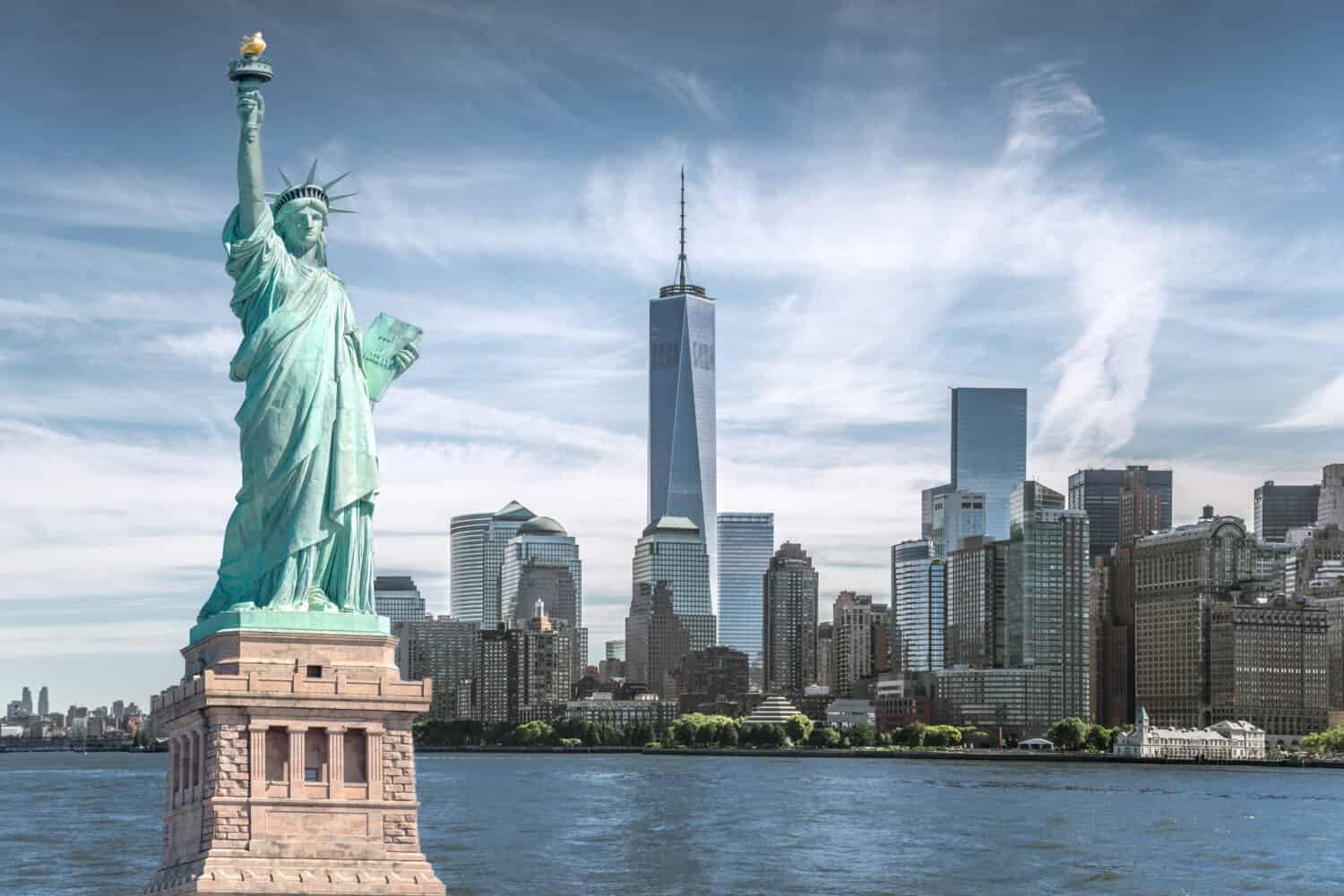 La statua della Libertà con lo sfondo del World Trade Center, punti di riferimento di New York City