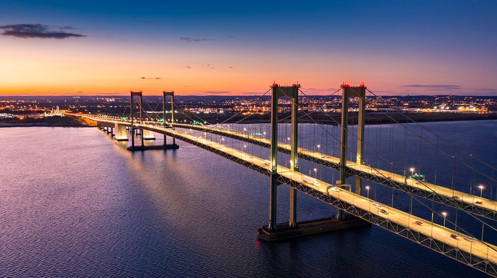 Vista aerea del Delaware Memorial Bridge al crepuscolo. Il Delaware Memorial Bridge è un insieme di ponti sospesi gemelli che attraversano il fiume Delaware tra gli stati del Delaware e del New Jersey