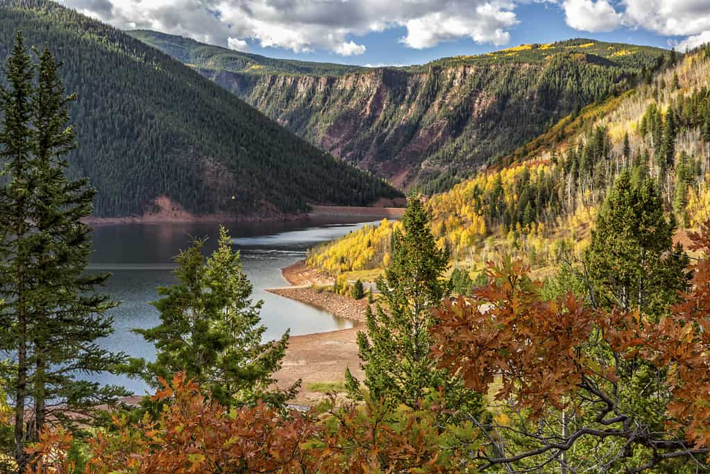 Colori autunnali sul bacino idrico di Ruedi