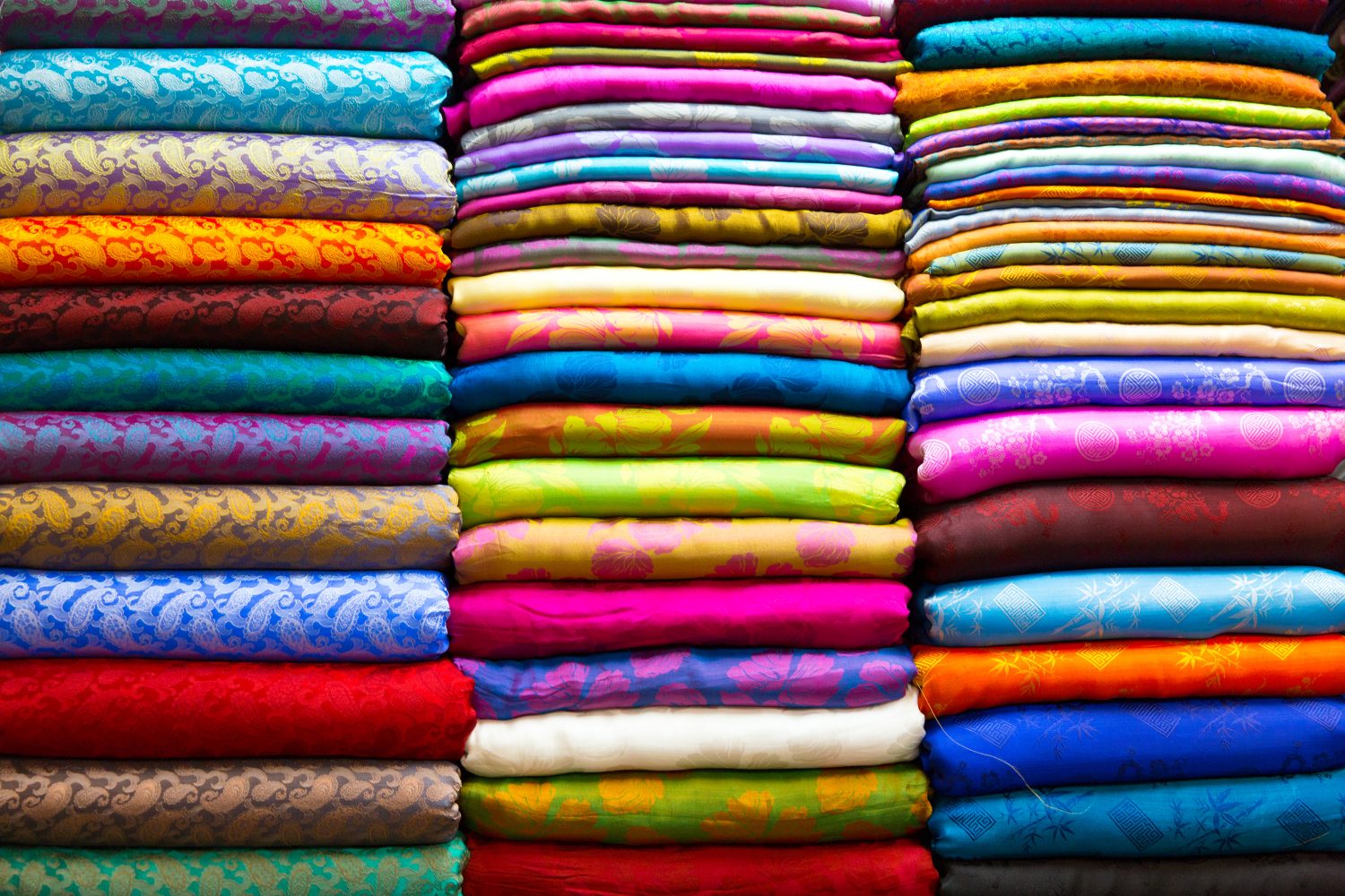 Molti materiali di seta colorati sul mercato. Ricordo molto popolare e tradizionale dal Vietnam.