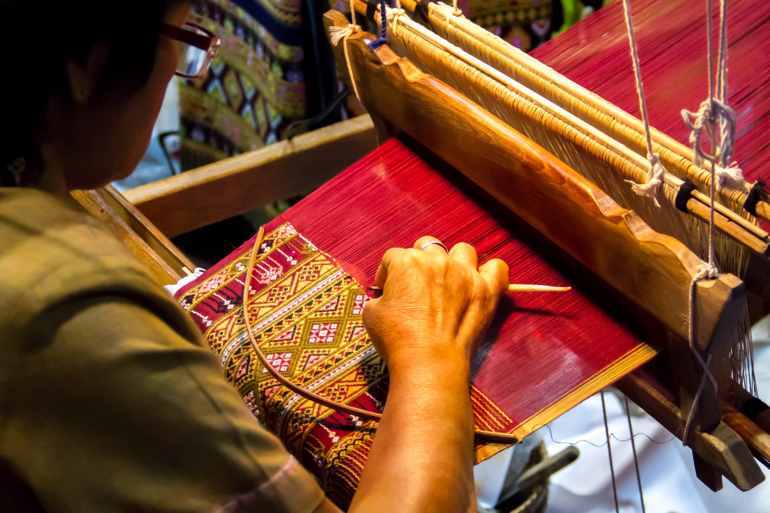 Le persone tessono la seta in Thailandia