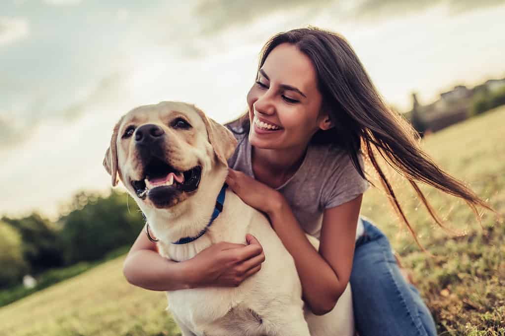 cani simili ai golden retriever - Giovane donna con cane