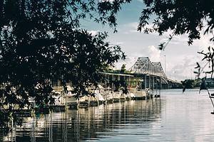 Bellissimo scatto di uno Steamboat Bill Bridge sul fiume Tennessee a Decatur, Alabama
