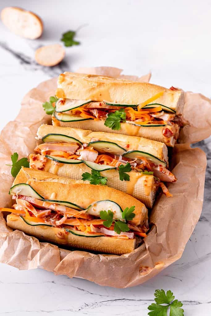 Nella cucina vietnamita, bánh mì o è una baguette corta con crosta sottile e croccante e consistenza morbida e ariosa. Spesso è diviso longitudinalmente e riempito con ingredienti salati come un sandwich sottomarino