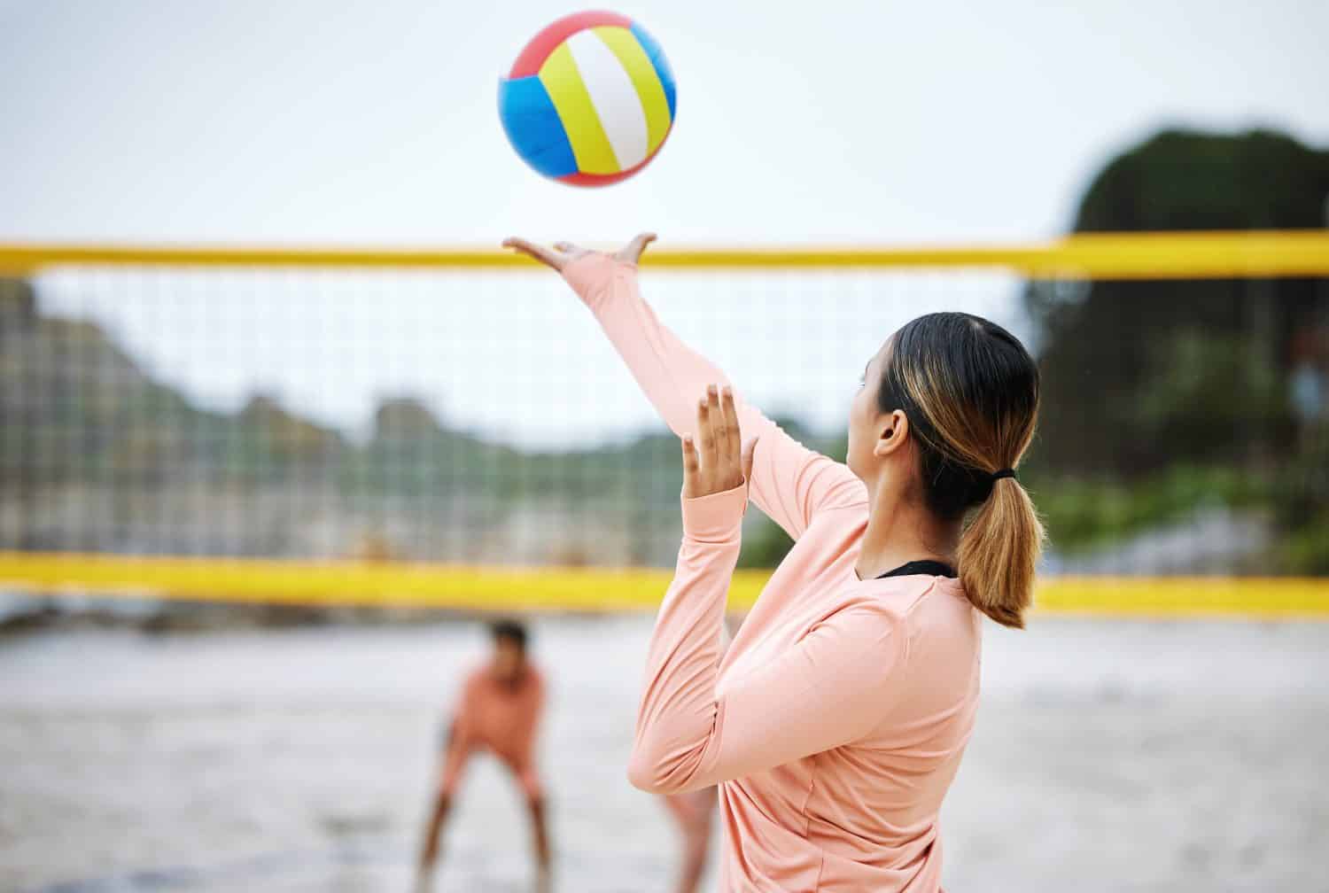 Pallavolo, spiaggia o servizio di donne sportive che giocano in allenamento o si allenano insieme in estate. Fitness di squadra, libertà o amici sani sulla sabbia pronti per iniziare una divertente partita competitiva in Brasile