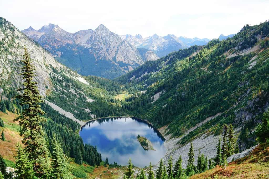 Maple Pass Loop che guarda dall'alto sul lago Ann nelle North Cascades dello Stato di Washington
