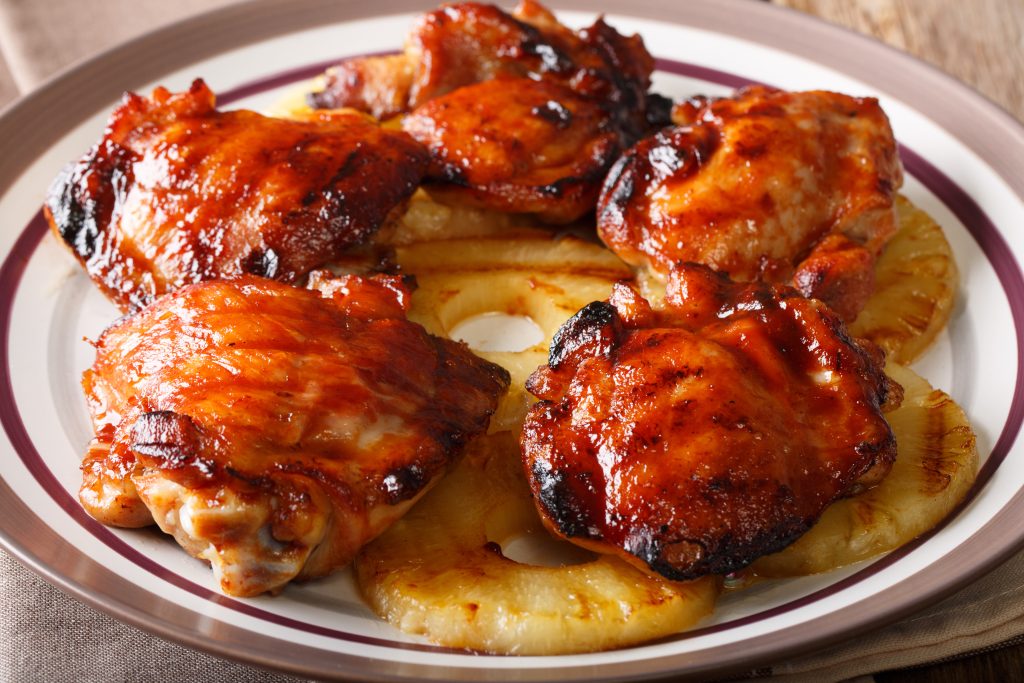 Huli Huli barbecue hawaiano: pollo alla griglia glassato con ananas in primo piano.  orizzontale