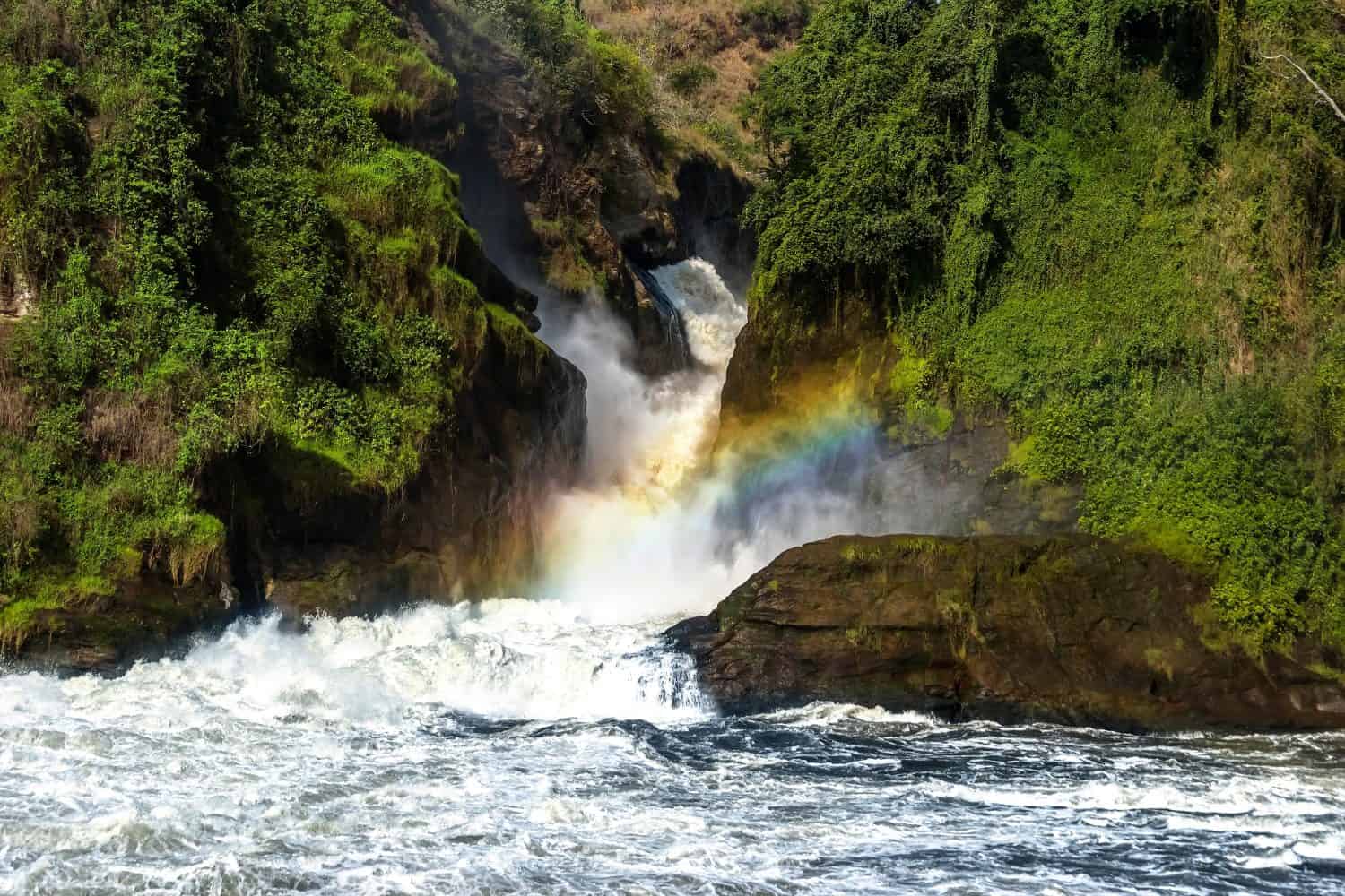 Un arcobaleno sopra la cascata Murchison sul fiume Nilo. Parco nazionale delle cascate Murchison, Uganda.