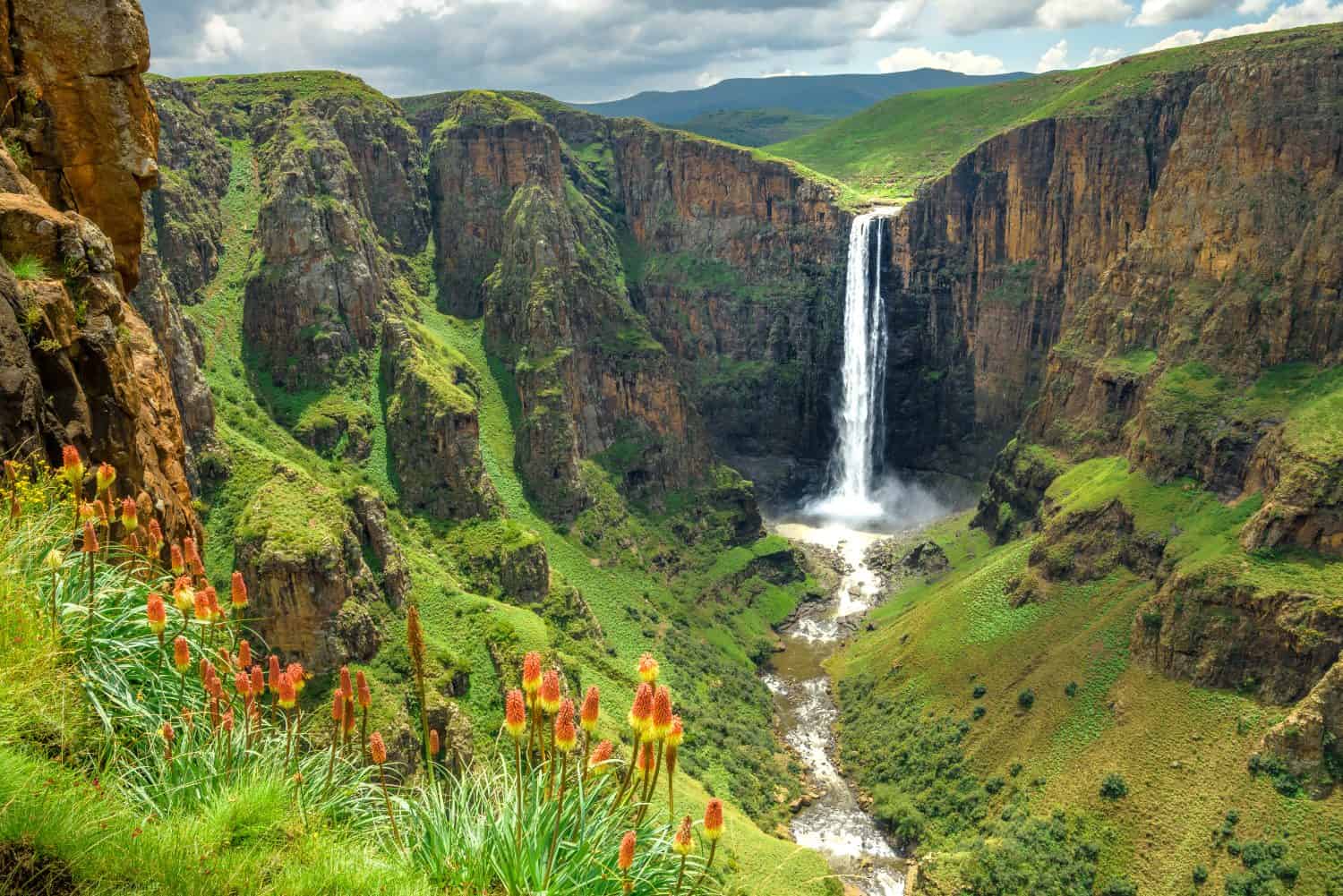 Cascate Maletsunyane nel Lesotho Africa. La cascata più bella del mondo. Paesaggio verde scenico di incredibili cascate d'acqua che cadono in un fiume all'interno dei canyon. Viste panoramiche sulle grandi cascate.