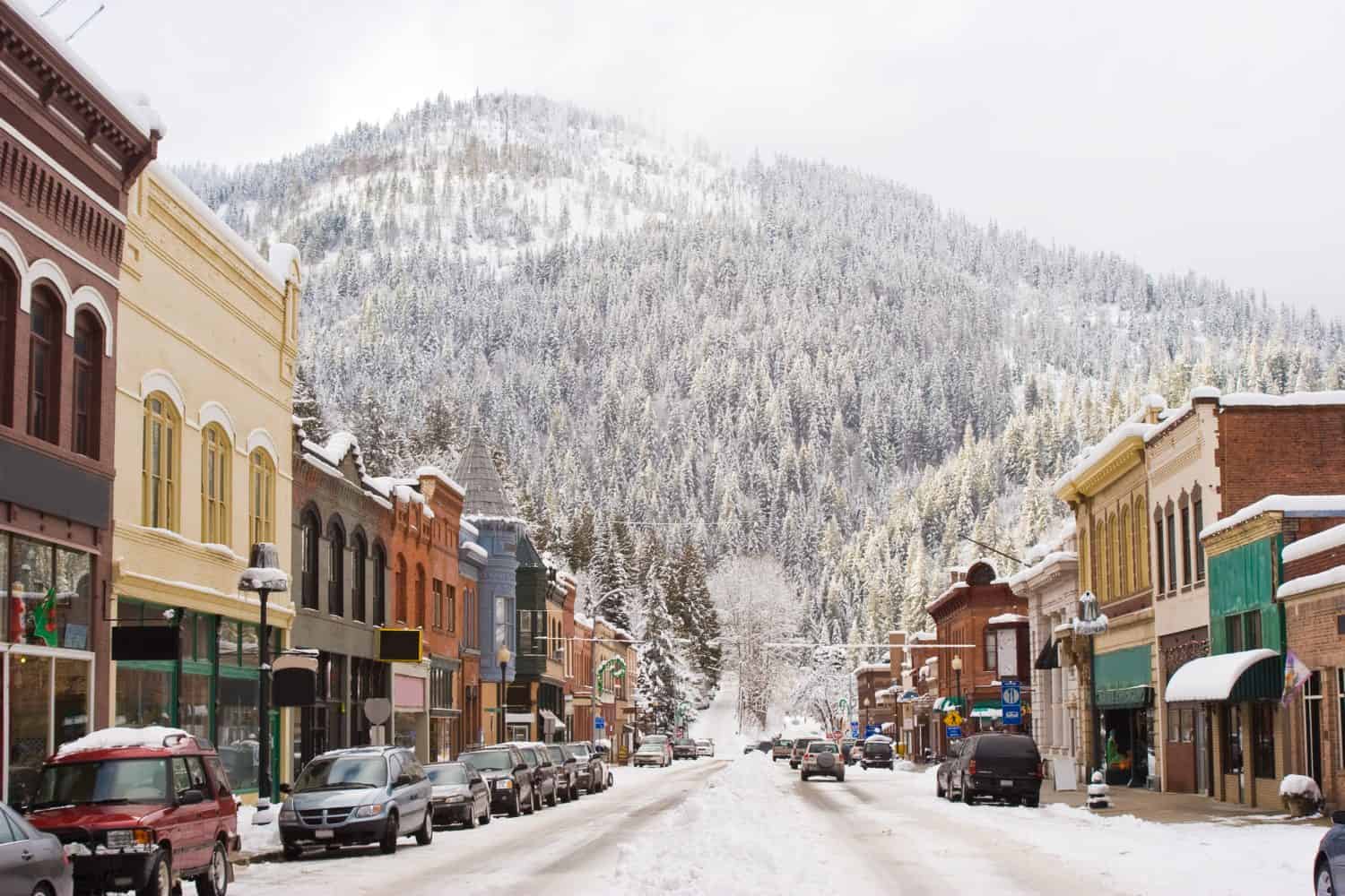 Foto orizzontale dell'inverno nel centro di Wallace Idaho con neve e montagne sullo sfondo