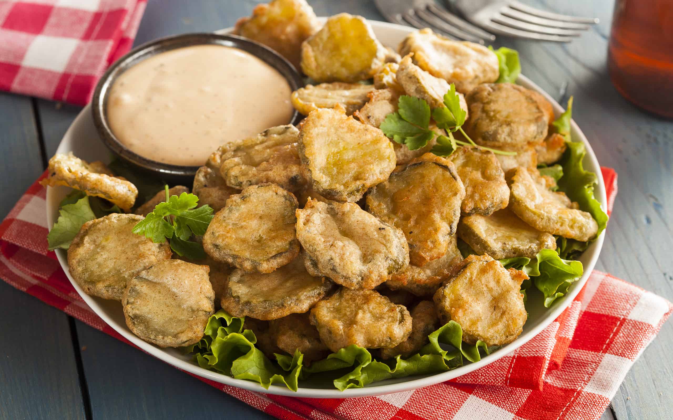 Deliziosi sottaceti fritti in pastella