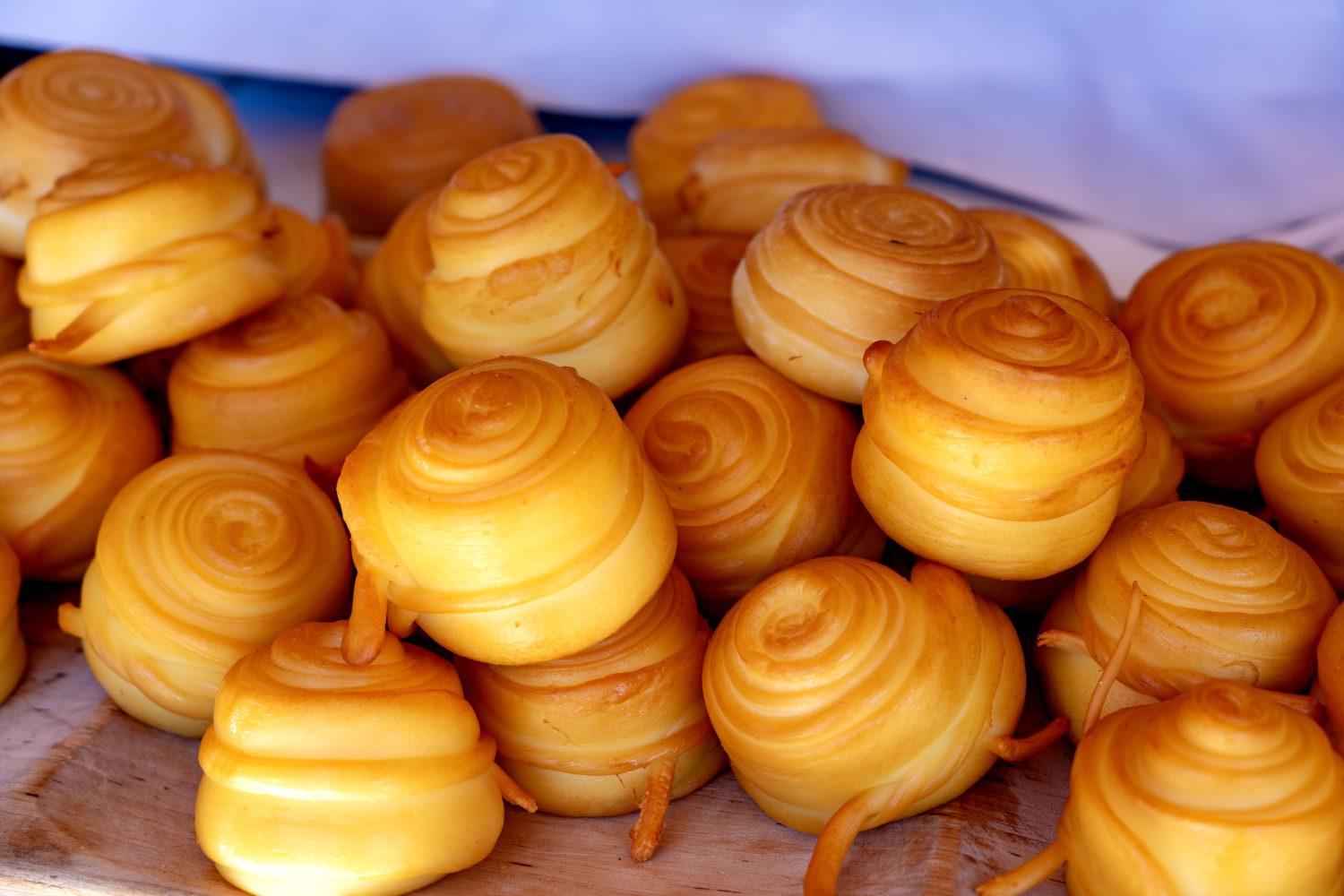 Formaggio slovacco tradizionale arrotolato affumicato chiamato parenica in una fiera agricola ungherese a Kaptalantoti.