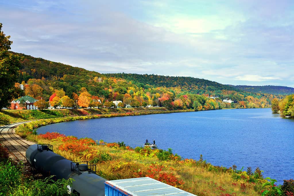 Paesaggio della Nuova Inghilterra. Autunno a Green Mountains e al fiume Connecticut