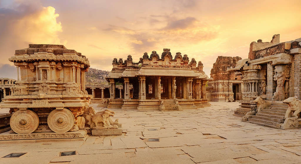 Antico carro di pietra con rovine archeologiche nel cortile del Tempio di Vittala a Hampi, Karnataka India