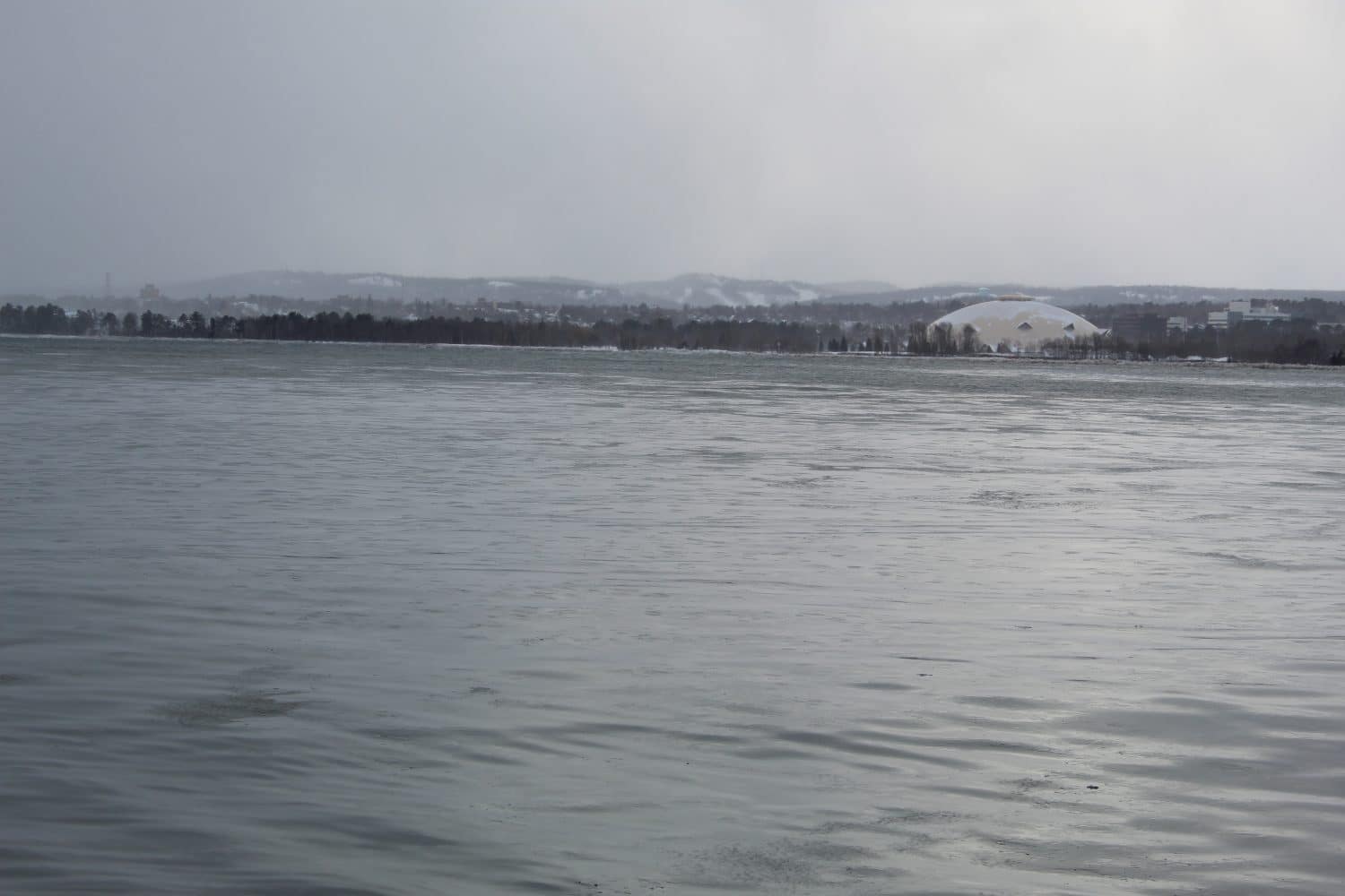 Una vista della Superior Dome di Marquette Michigan di fronte al Lago Superiore.