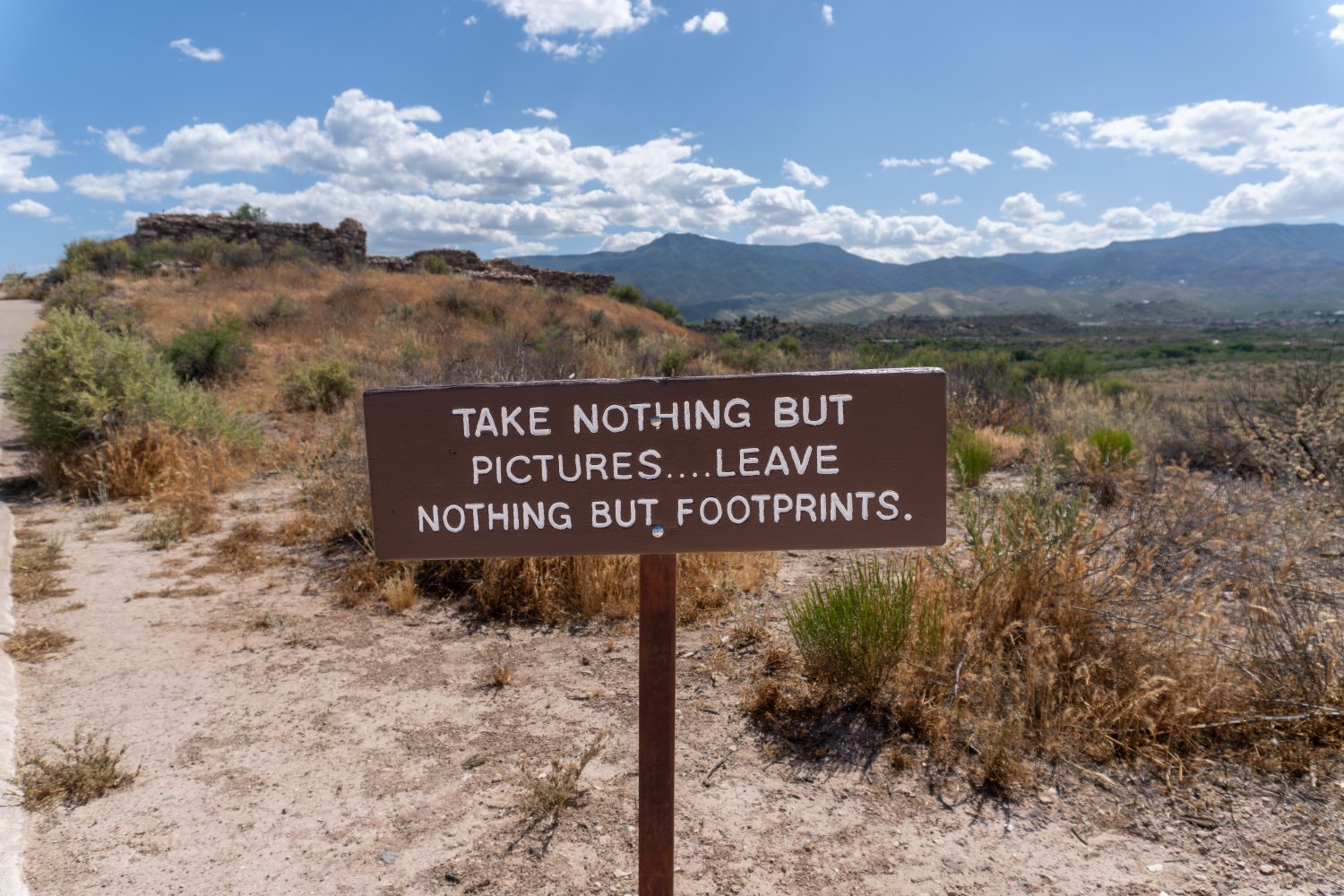 Non scattare altro che foto... non lasciare altro che impronte. Il cartello al Tuzigoot National Monument ricorda ai visitatori l'ideologia Leave No Trace.
