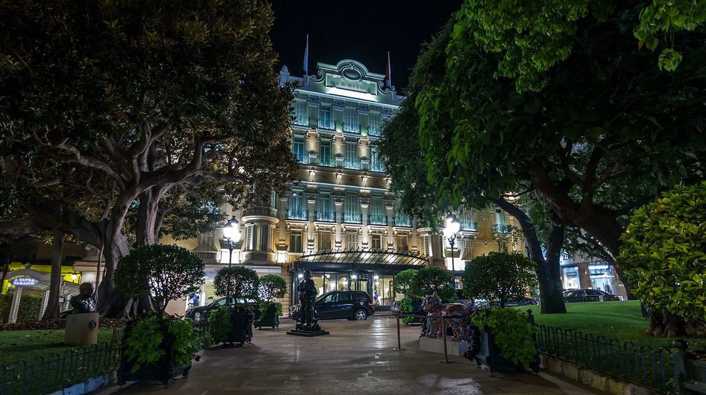 Hotel Hermitage a Monte Carlo illuminato dall'hyperlapse timelapse notturno, Monaco. Parcheggiare di fronte. Questo storico hotel di lusso è stato costruito agli inizi del 1900 nel cuore di Monte-Carlo.