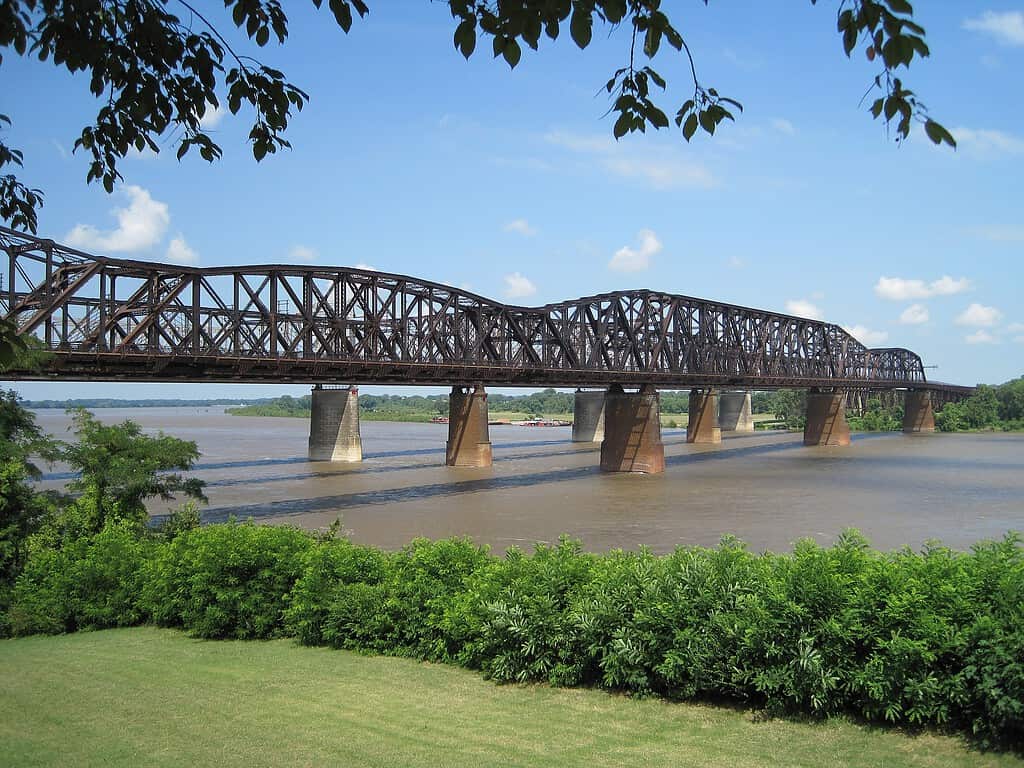 Il ponte più lungo del Tennessee è l'Harahan Bridge, lungo 4.973 piedi! È un ponte ferroviario e pedonale.