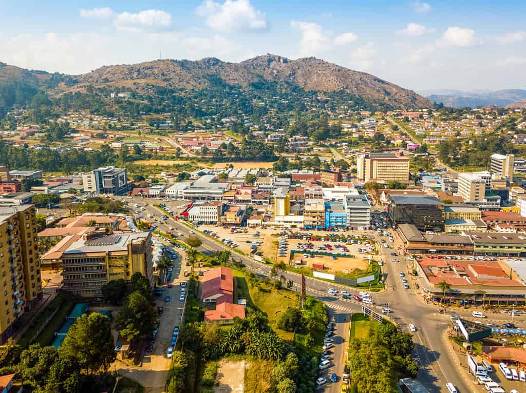 Veduta aerea del centro di Mbabane durante il giorno, capitale dell'Eswatini conosciuta come Swaziland