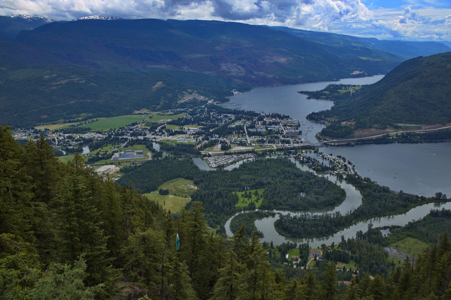 Vista di Sicamous da Sicamous Lookout nella Columbia Britannica, Canada, America del Nord